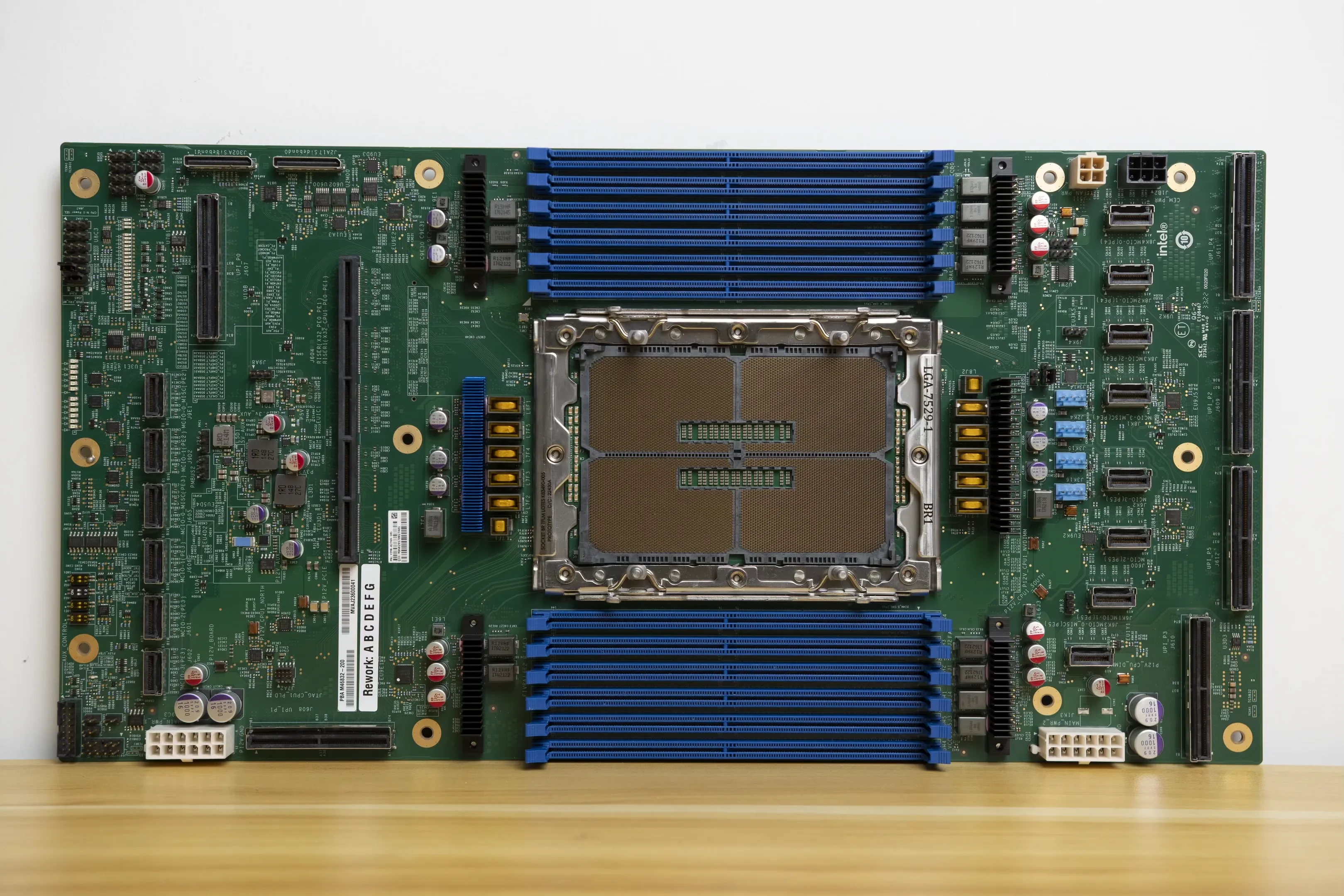 intel lga9324 o cam hon 9 000 chan cho xeon diamond rapids 2