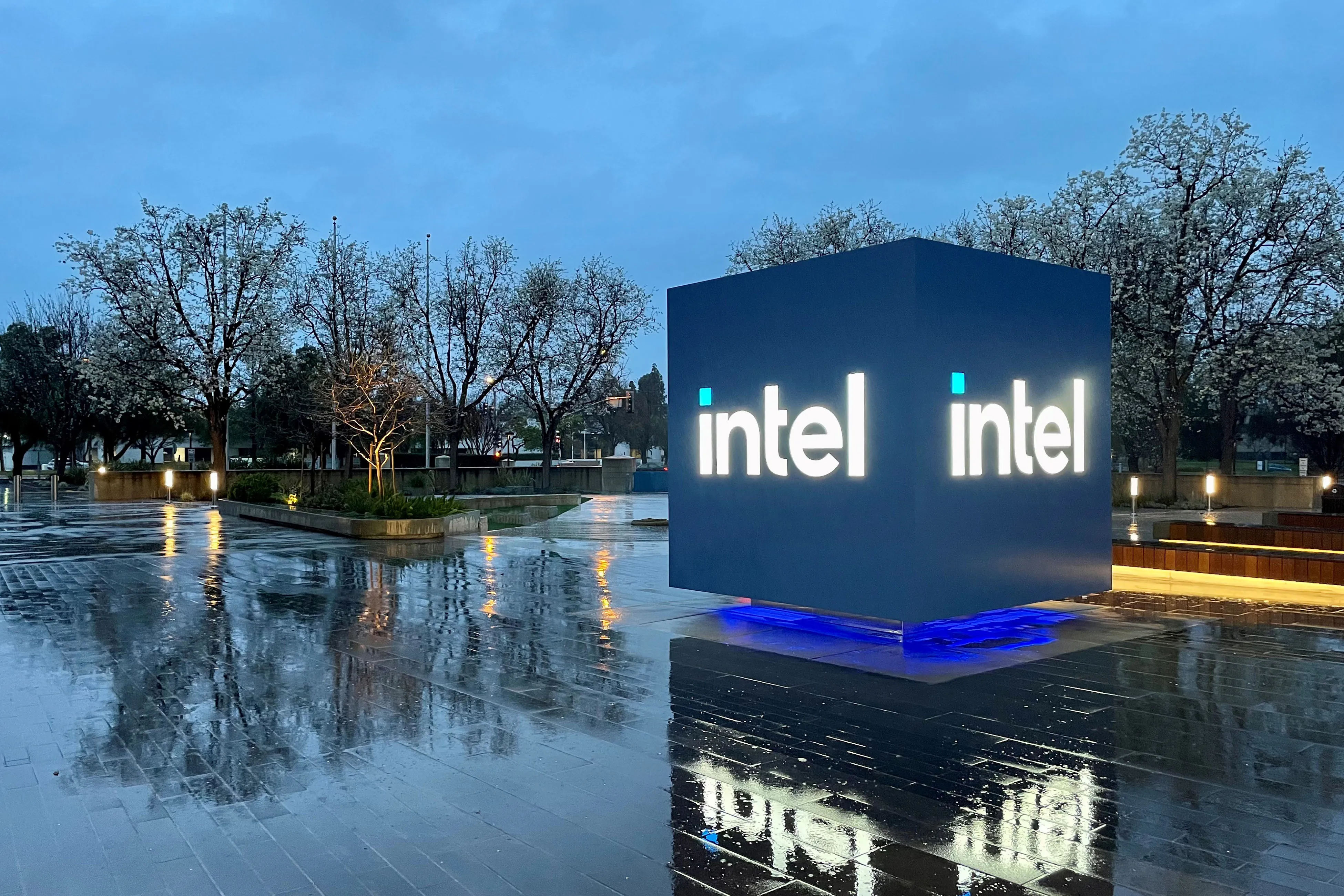 intel lga9324 o cam hon 9 000 chan cho xeon diamond rapids 4