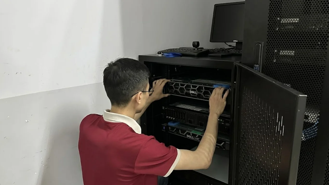 Đội ngũ kỹ thuật giám sát hệ thống máy chủ và mạng nội bộ liên tục